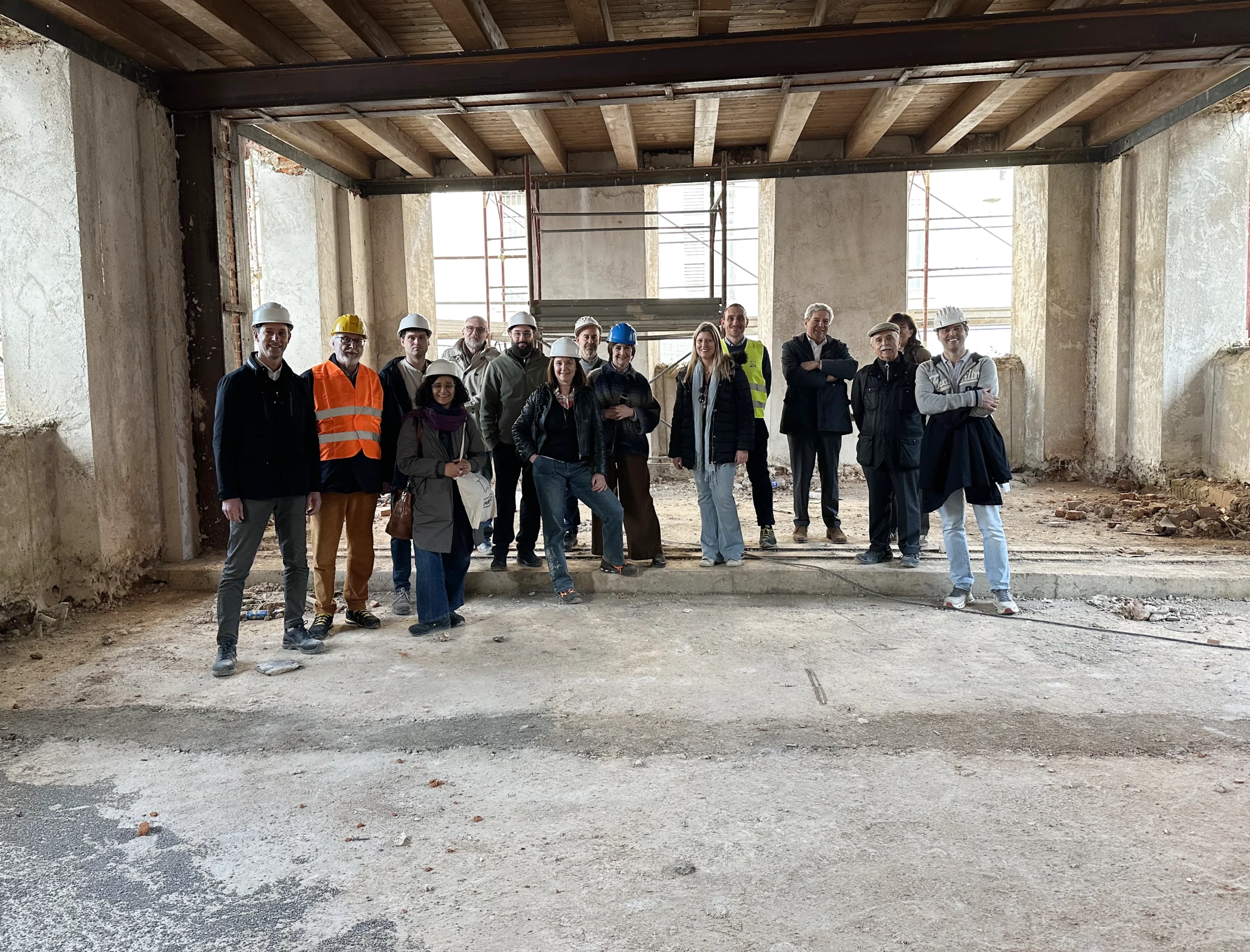 Soci di Cobaty Italia in posa all'interno del cantiere della Villa Reale di Monza