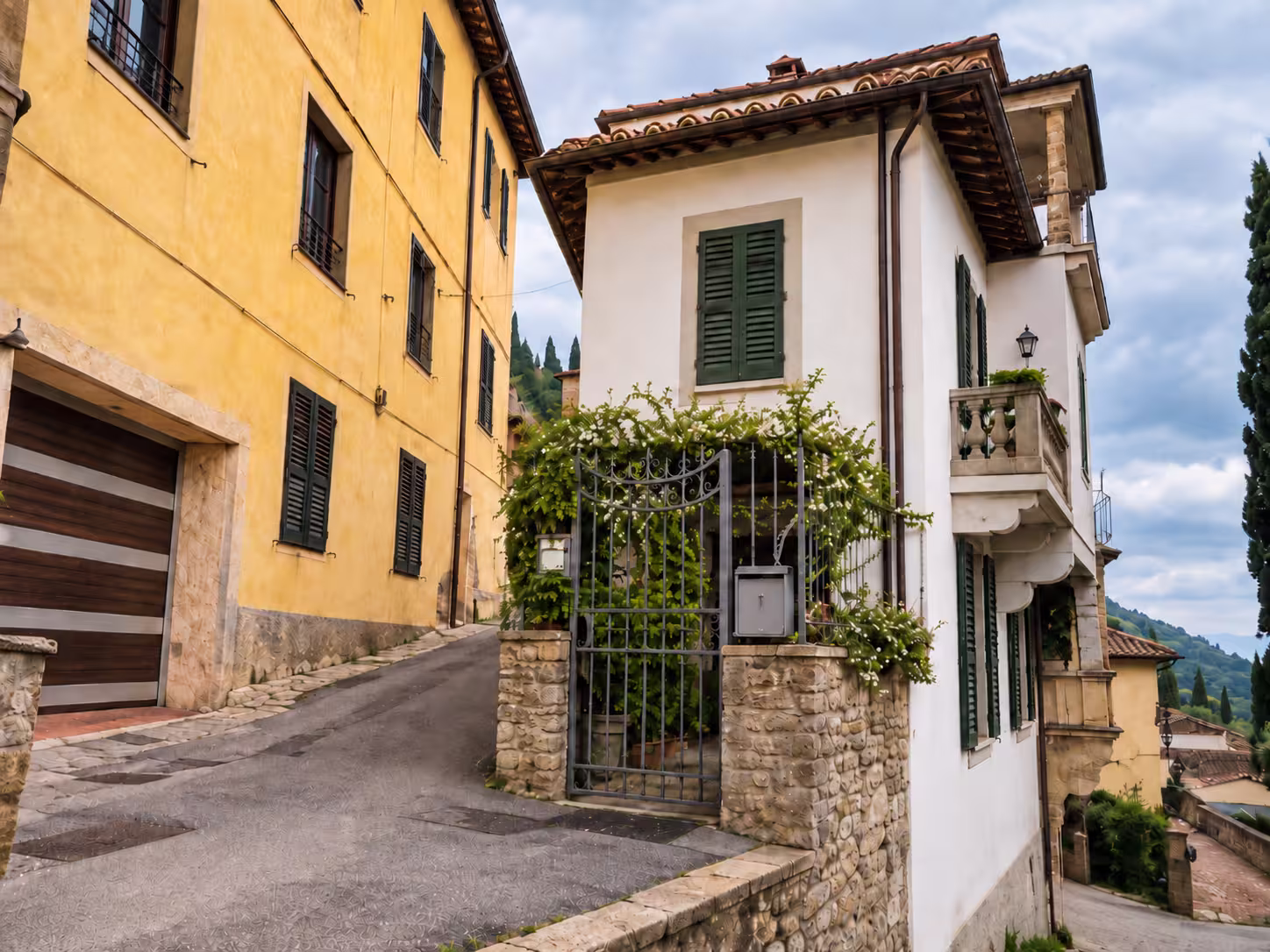 Abitazioni in primo piano, di un borgo situato in una collina