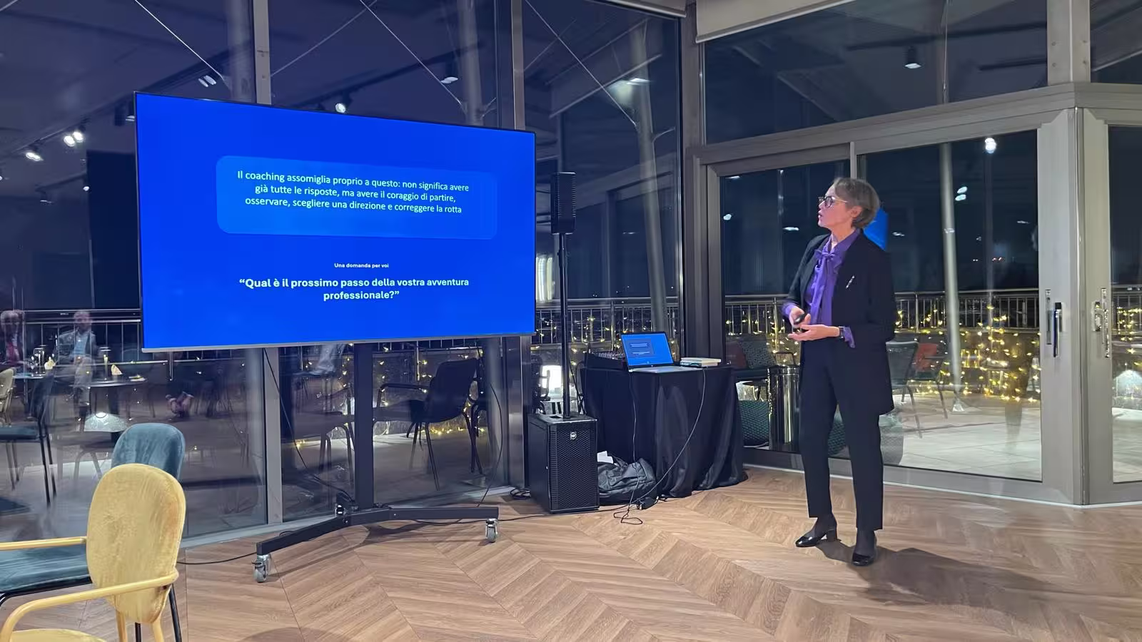 La coach Veronica Navarjo espone ai soci Cobaty la sua presentazione - slide sui limiti sulle sole competenze tecniche - slide su cosa è il coaching